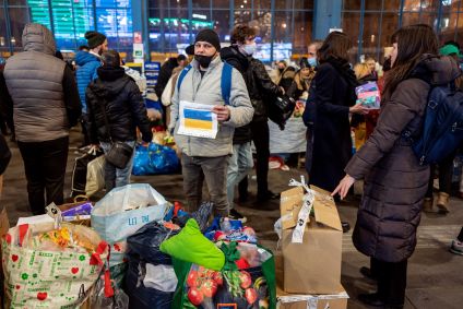 Pessoas esperam por refugiados em estação de trem nas proximidades da fronteira entre Rússia e Ucrânia
