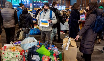Pessoas esperam por refugiados em estação de trem nas proximidades da fronteira entre Rússia e Ucrânia