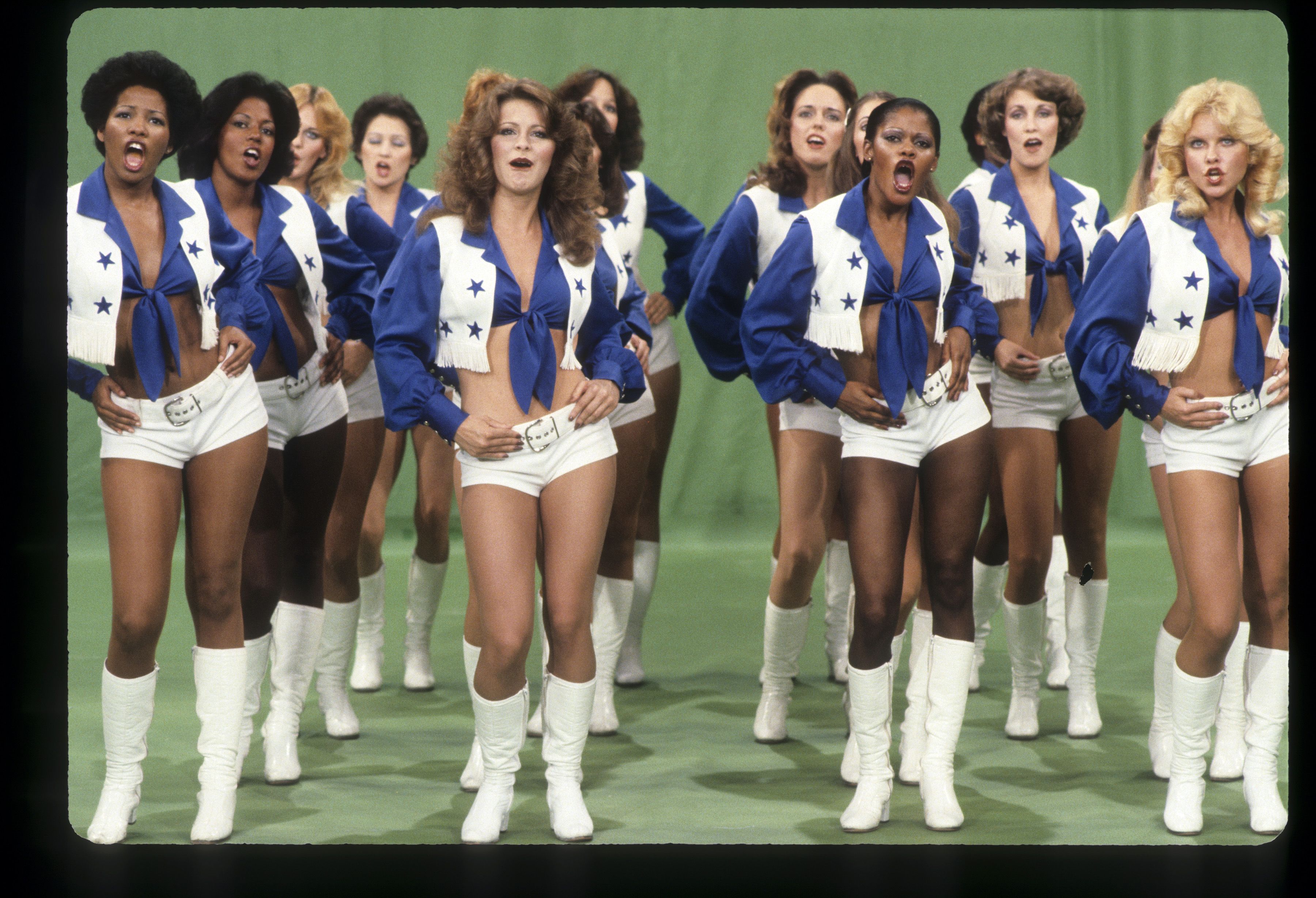 As cheerleaders do Dallas Cowboys se tornaram as queridinhas da América depois de serem transmitidas durante o Super Bowl em 1976. / Foto: ABC Photo Archives/Disney General Entertainment Content via Getty Images