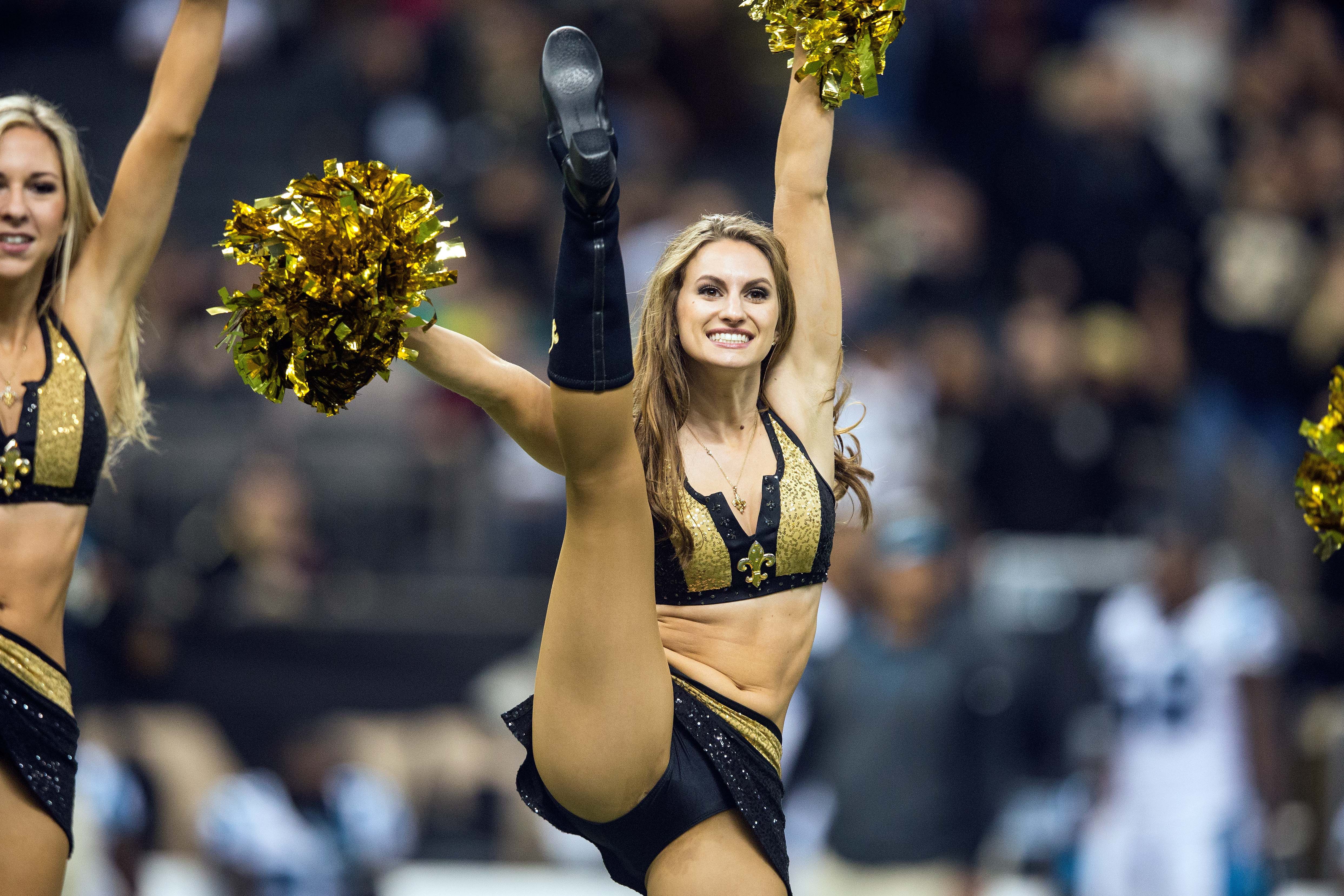 As Saintsations entretêm multidão durante um jogo em Nova Orleans, Louisiana, em dezembro de 2014. / Foto: John Korduner/Icon Sportswire/Corbis/Icon Sportswire via Getty Images