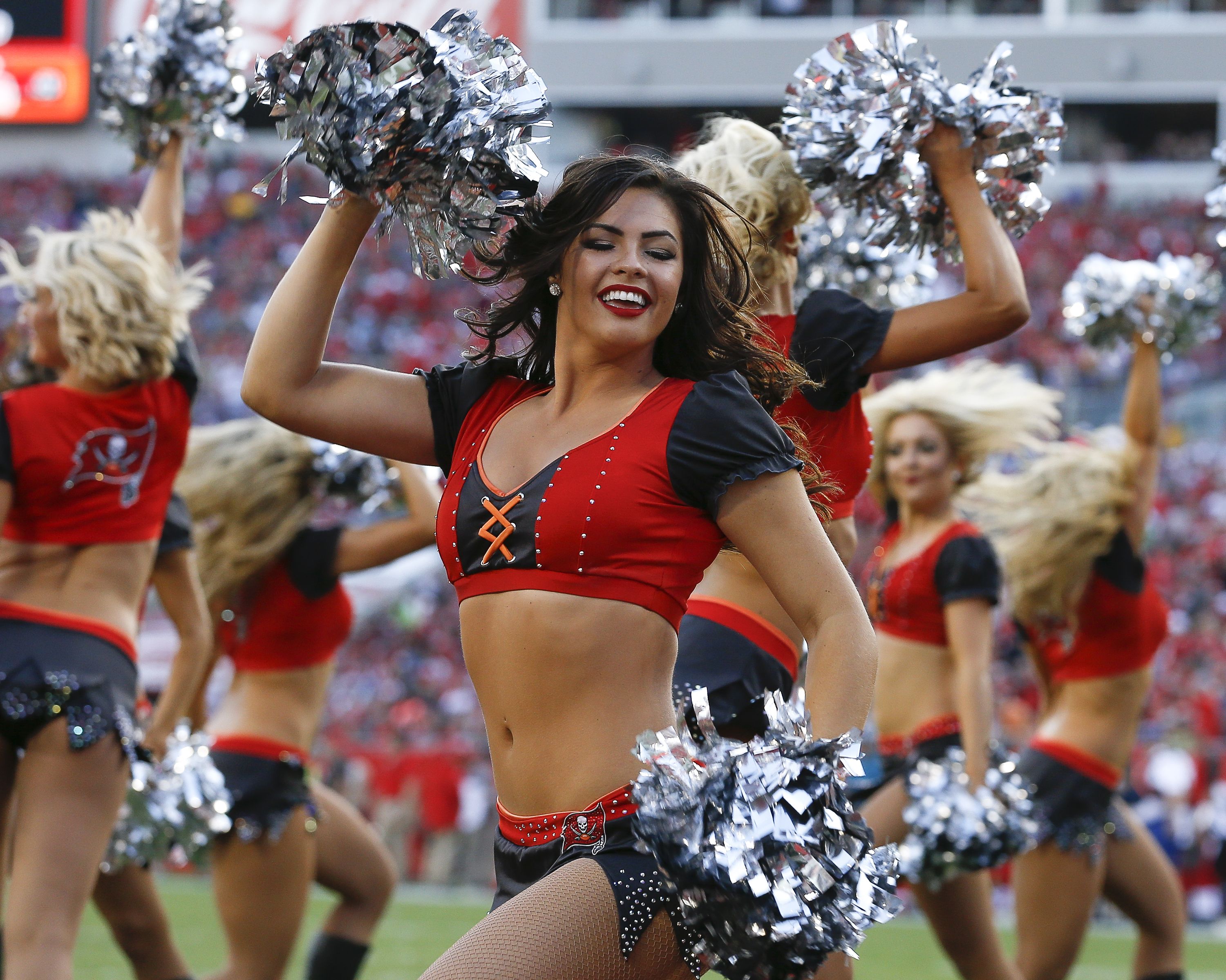 As líderes de torcida do Tampa Bay Buccanneers, em 2016, vestindo duas peças com tema de pirata. / Foto: Don Juan Moore/Getty Images