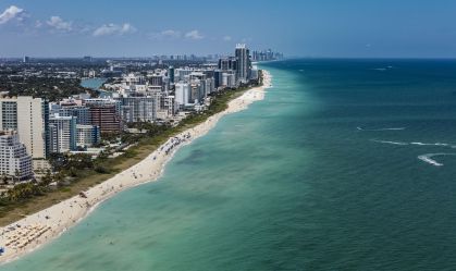 Helicóptero cai no oceano na costa de Miami Beach, diz polícia