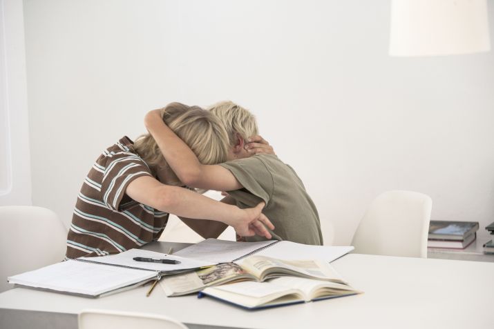 Especialista orienta aos pais a tentarem entender os sentimentos dos filhos / Getty Images/Image Source