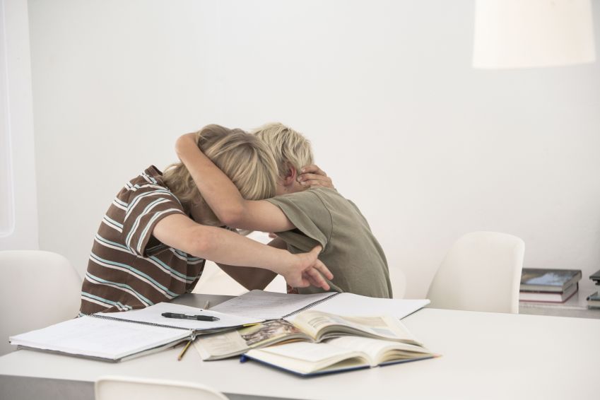 Especialista orienta aos pais a tentarem entender os sentimentos dos filhos / Getty Images/Image Source