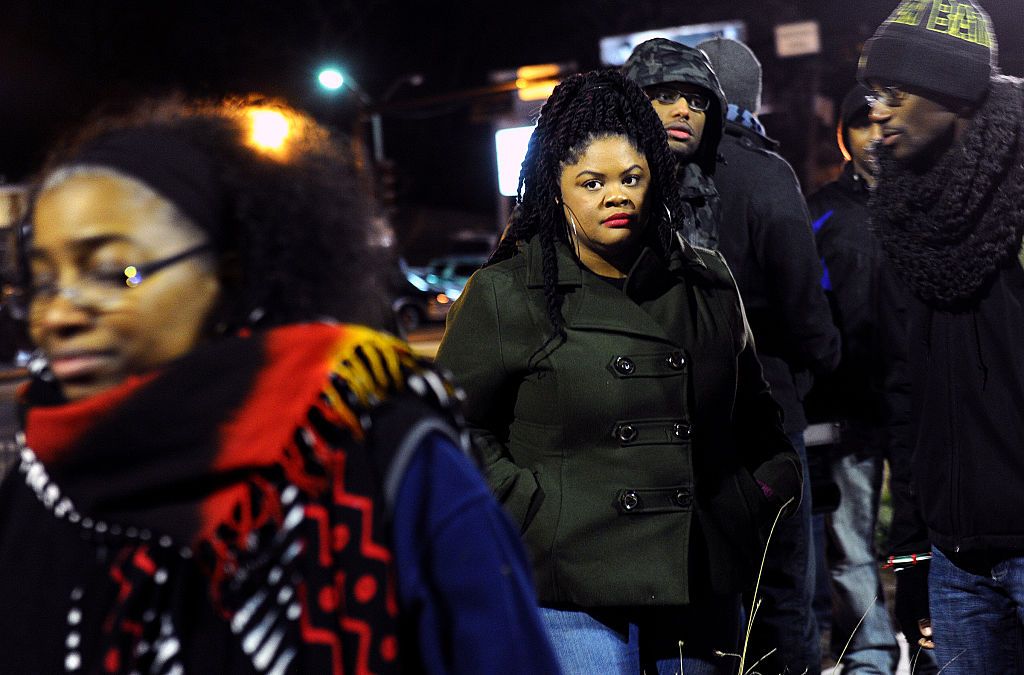 Ativista Johnetta Elzie do lado de fora da delegacia de Ferguson durante uma manifestação, nos Estados Unidos / Wally Skalij/Los Angeles Times/Getty Images