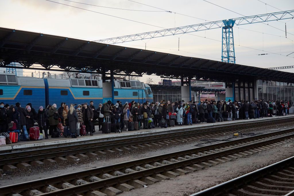 Kiev - Cidadãos lotam estações de trens