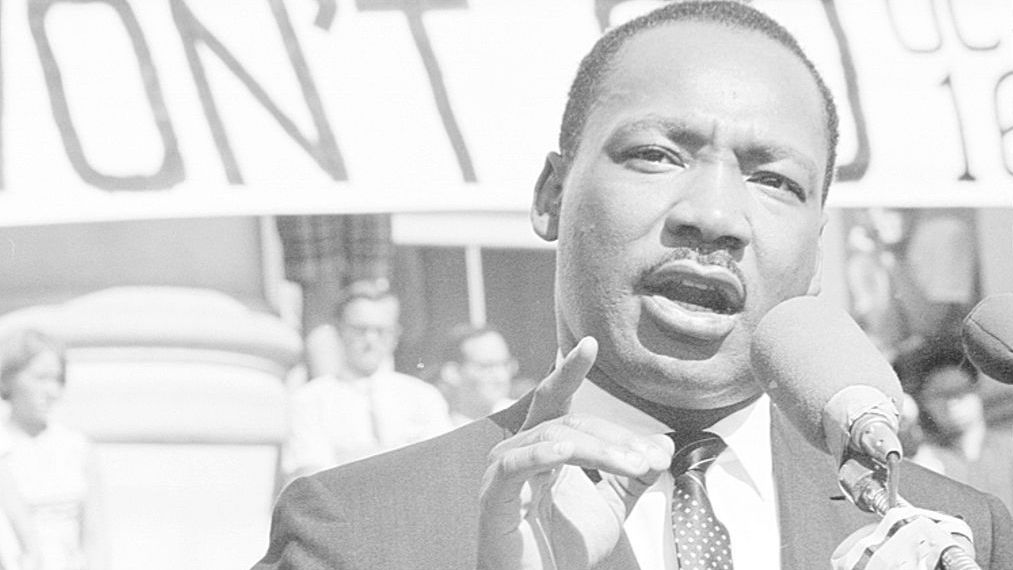 Civil rights leader Reverend Martin Luther King, Jr. delivers a speech to a crowd of approximately 7,000 people on May 17, 1967 at UC Berkeley's Sproul Plaza in Berkeley, California. (Photo by Michael Ochs Archives/Getty Images)