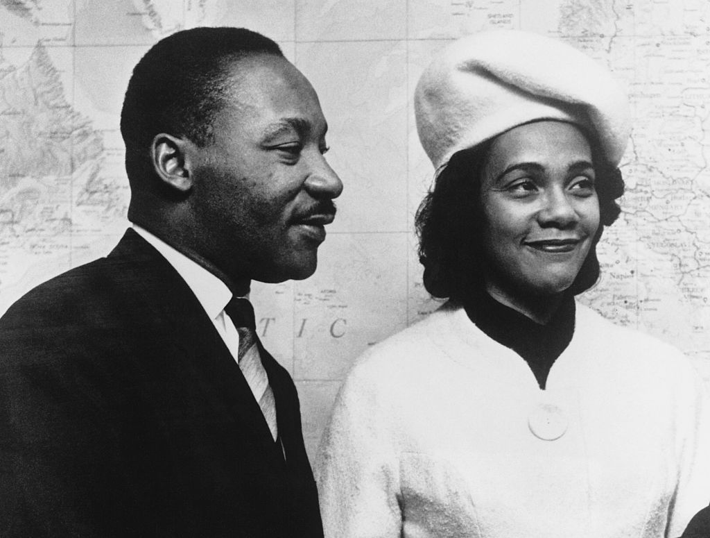 O ativista dos direitos civis Martin Luther King com sua esposa Coretta Scott em 1964 / Hulton-Deutsch Collection/Corbis/Getty Images