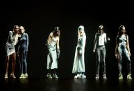 Semana de moda de NY: marca substitui desfile por show com modelos holográficas