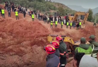 Equipes de resgate correm contra o tempo para salvar menino preso em poço no Marrocos