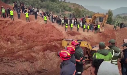 Equipes de resgate correm contra o tempo para salvar menino preso em poço no Marrocos