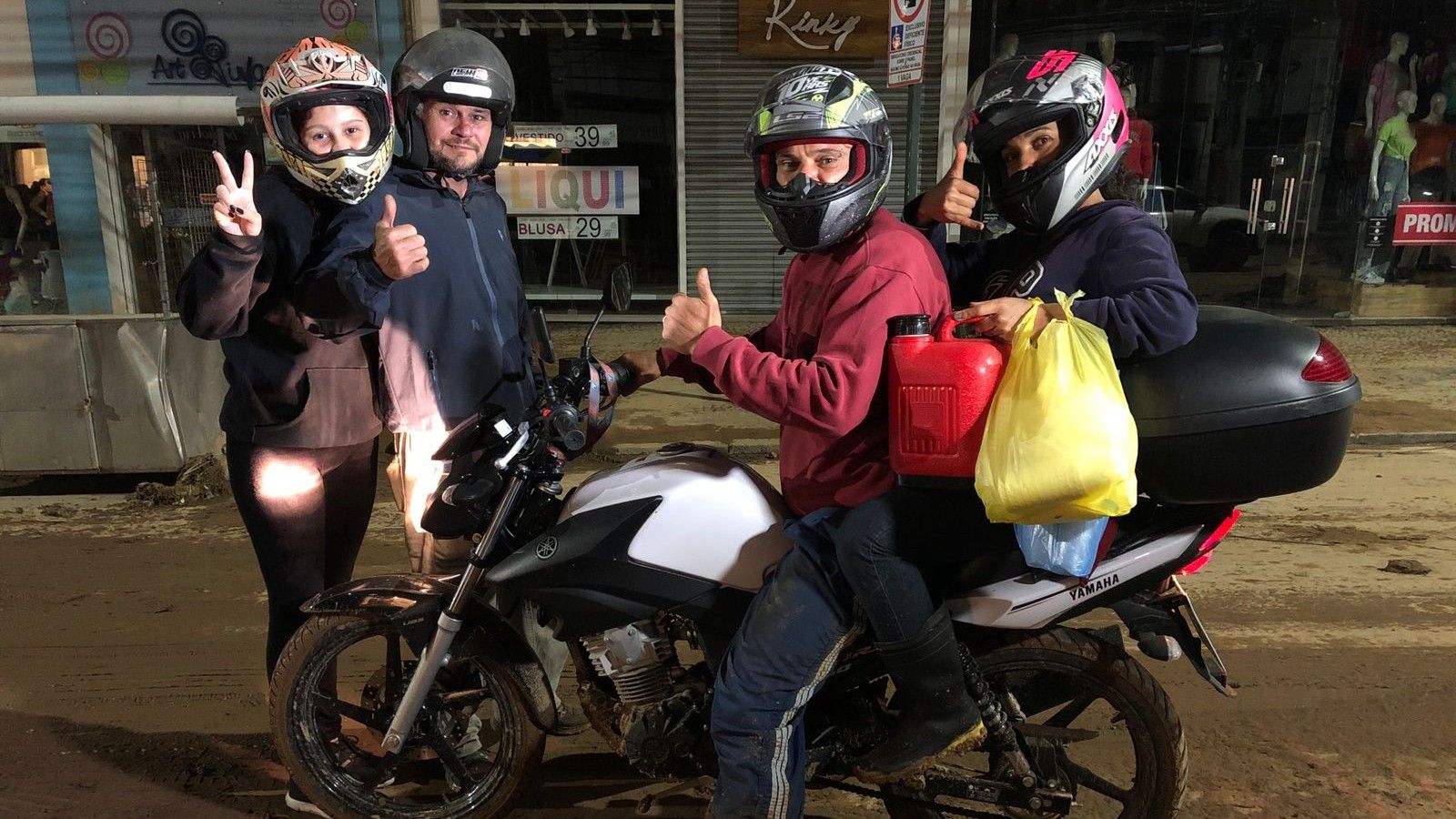 Motoboys ajuda Petropolis
