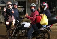 Motoboys e motociclistas se unem para distribuir café e comida nas ruas de Petrópolis