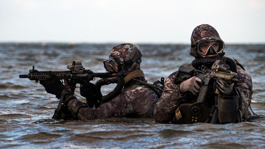 Os SEALs da Marinha realizam treinamento de operações de mergulho no Oceano Atlântico, em 29 de maio de 2019. Os SEALs são o componente marítimo das forças de operações especiais dos EUA e são treinados para realizar missões por mar, ar e terra • Navy Chief Petty Officer Jayme Pastoric/US Army