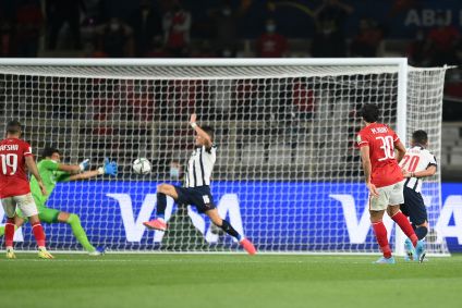 O lateral Mohamed Hany (camisa 30) garantiu a classificação do Al Ahly para a semifinal do Mundial de Clubes da Fifa