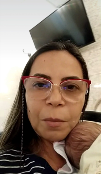 Patrícia Snapo, de 50 anos, com a filha gerada em barriga de aluguel, na Ucrânia / Acervo pessoal