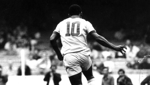 Pelé em jogo amistoso entre Brasil e Áustria, no estádio do Morumbi, em 11 de julho de 1971. Este foi o penúltimo jogo do craque