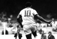Camisas 10 da seleção “se curvam” e prestam homenagens a Pelé
