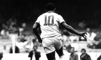 Pelé em jogo amistoso entre Brasil e Áustria, no estádio do Morumbi, em 11 de julho de 1971. Este foi o penúltimo jogo do craque