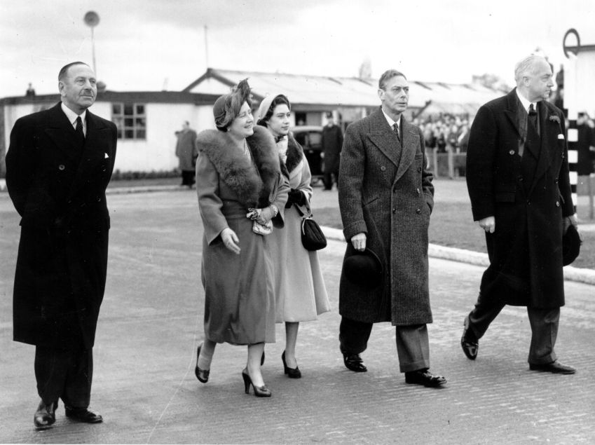O rei George VI, a rainha Elizabeth e a princesa Margaret no aeroporto de Londres para se despedir da princesa Elizabeth e do duque de Edimburgo em 31 de janeiro de 1952 / Keystone/Getty Images