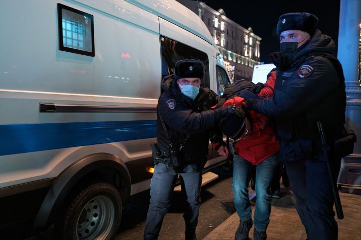 Manifestante contra a invasão da Ucrânia é levado pela polícia em Moscou, em 24 de fevereiro / Daniil Danchenko/NurPhoto/Getty Images
