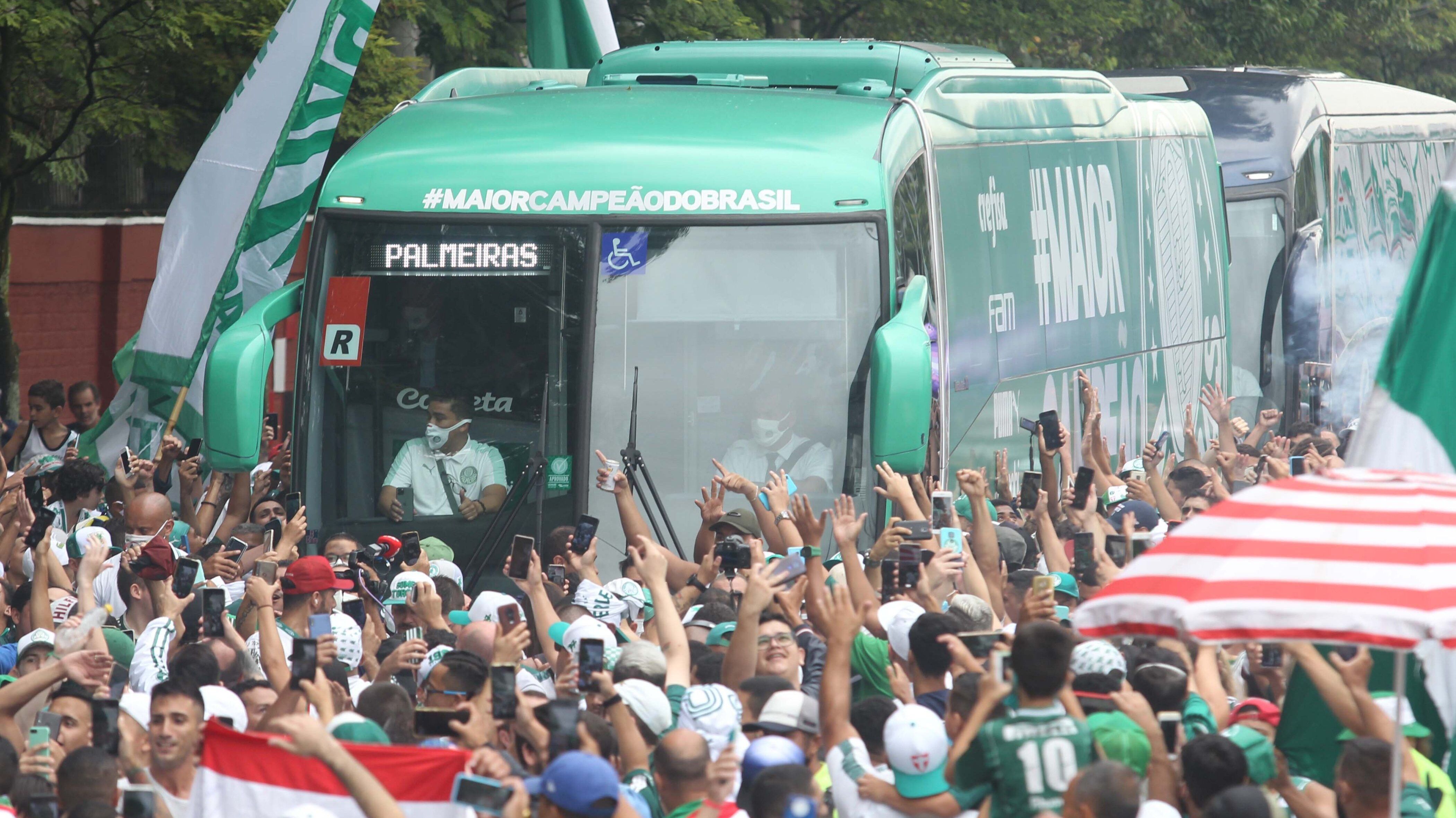 Com apoio da torcida, Palmeiras embarca rumo a Abu Dhabi nesta quarta