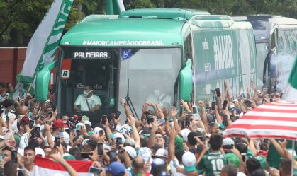 Com apoio da torcida, Palmeiras embarca rumo a Abu Dhabi nesta quarta