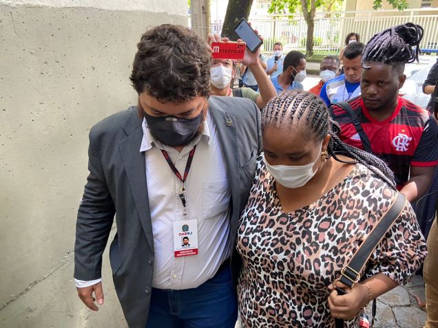 Mãe de Moïse Kabagambe, estudante congolês assassinato no Rio de Janeiro, chega para depoimento em delegacia acompanhada de representante de direitos humanos da OAB/RJ / Cleber Rodrigues/CNN