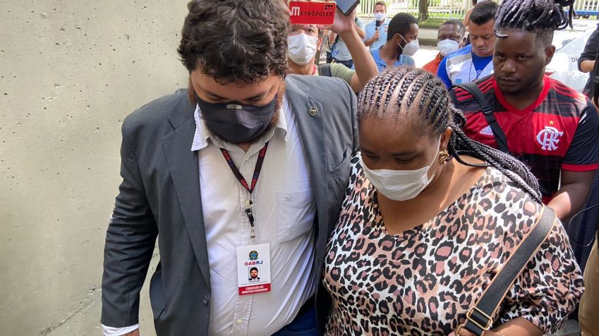 Mãe de Moïse Kabagambe, estudante congolês assassinato no Rio de Janeiro, chega para depoimento em delegacia acompanhada de representante de direitos humanos da OAB/RJ / Cleber Rodrigues/CNN