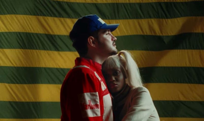 Jão faz referência ao piloto Ayrton Senna e seu relacionamento com a apresentadora Xuxa / Reprodução/Universal Music Brasil