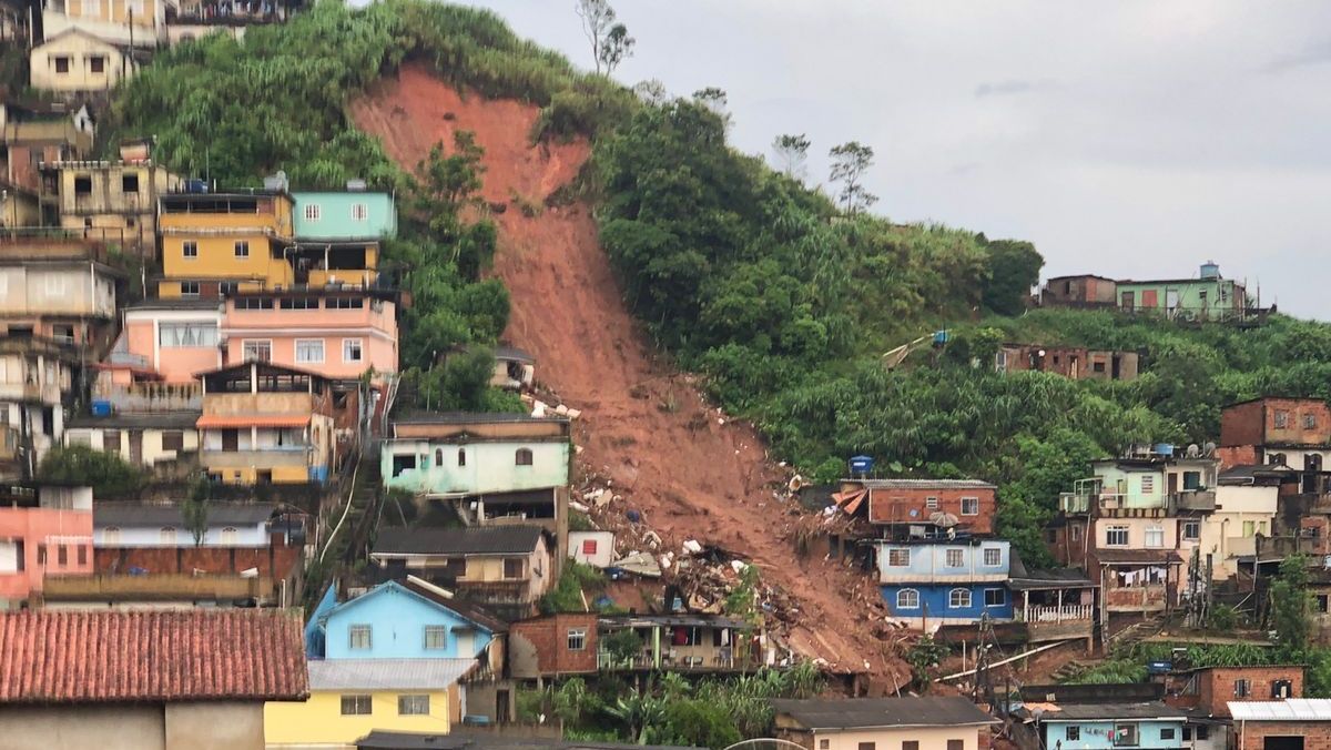 Temporal em Petrópolis, no Rio, deixa ao menos 34 mortos