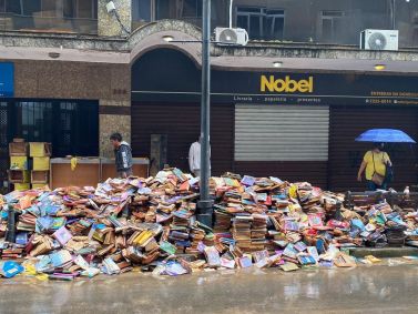 Pilha de livros danificados com a enchente de Petrópolis na terça-feira (15)