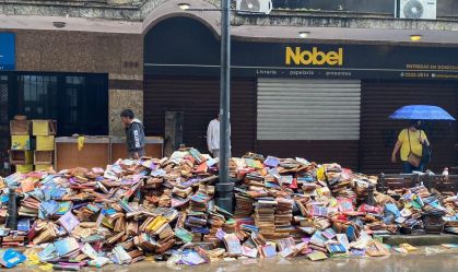 Lama invade estoque de livraria em Petrópolis e destrói 15 mil livros