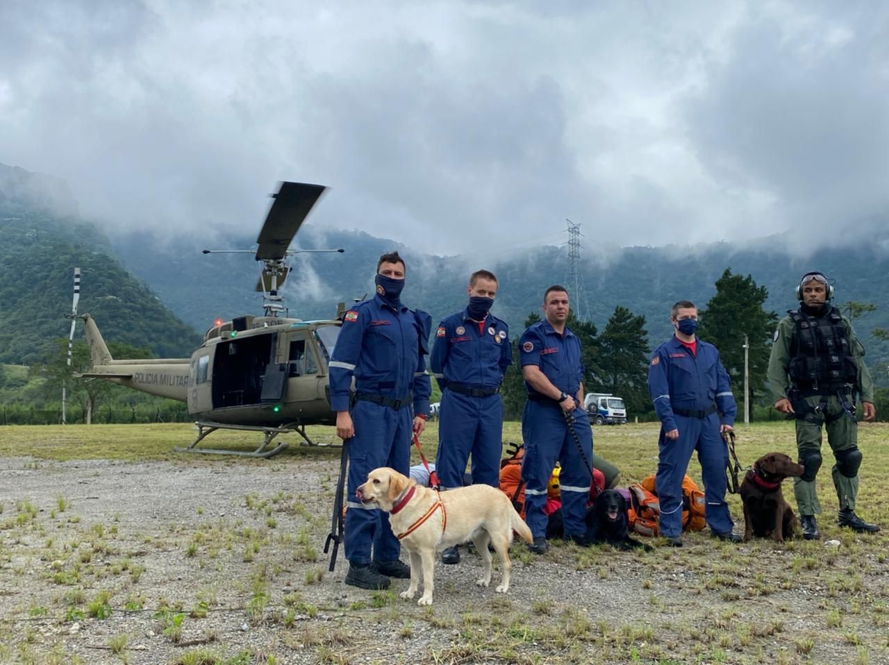 Imagem de destaque do post: Bombeiros de SC e cães farejadores de 8 estados chegam a Petrópolis para buscas