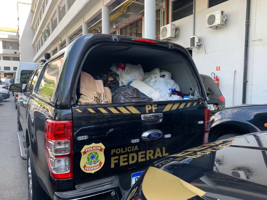 Veículo da Polícia Federal carregado de doações para Petrópolis/ Bruna Carvalho/CNN (22.fev.2022)