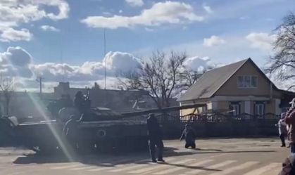 Ucranianos tentam bloquear tanques russos com seus corpos e bicicletas; veja vídeo