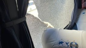 Janela do ônibus do Grêmio é danificada após pedrada