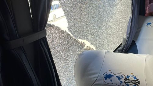 Janela do ônibus do Grêmio é danificada após pedrada