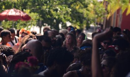 Apesar de proibição, foliões se aglomeram no Carnaval de rua do Rio de Janeiro