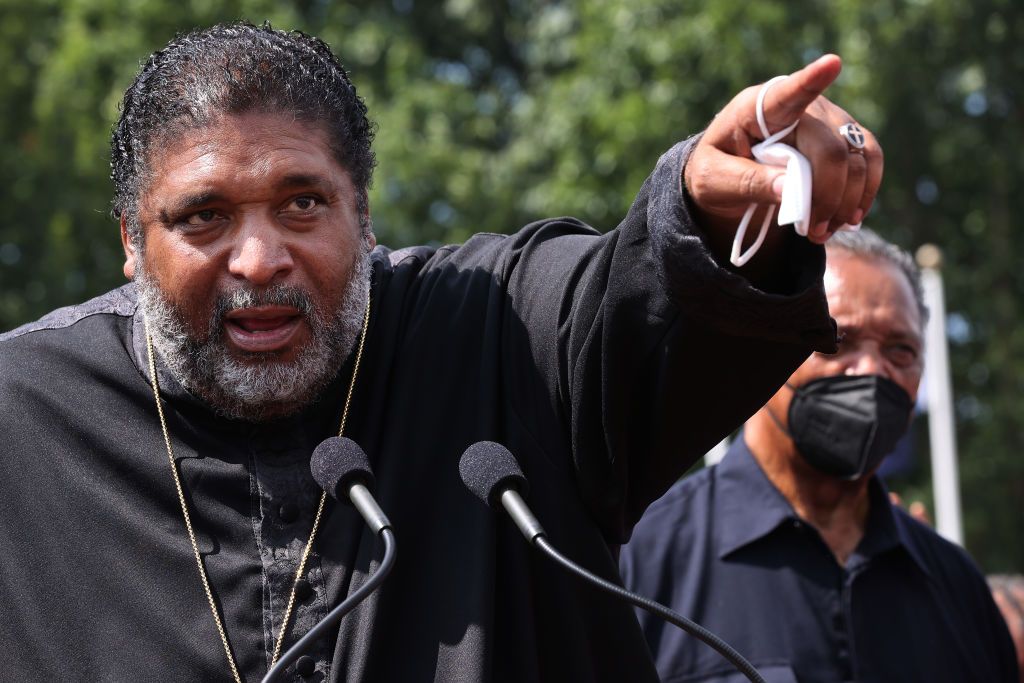 Reverendo William Barber discursa em um comício da Campanha dos Pobres / Chip Somodevilla/Getty Images