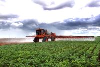 Uso de defensivos no campo deve atingir 2,6 bi de hectares tratados em 2025