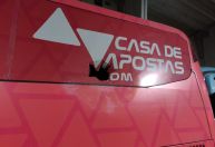 Bomba explode dentro de ônibus do Bahia e atinge goleiro Danilo Fernandes