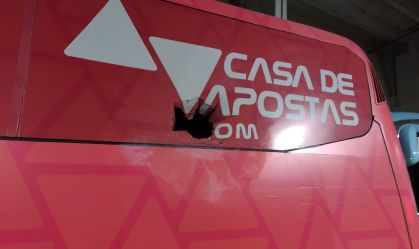 Ônibus do Bahia danificado após ser atingido por bomba na quarta-feira (24)