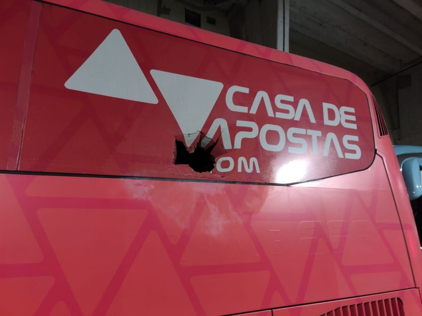 Ônibus do Bahia danificado após ser atingido por bomba na quarta-feira (24) / Reprodução/Esporte Clube Bahia