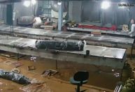 Câmeras de segurança flagram desabamento de estamparia em Petrópolis; veja o vídeo