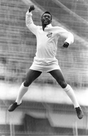 O jogador Pelé durante ensaio fotográfico realizado no estádio do Pacaembu / DOMICIO PINHEIRO/ESTADÃO CONTEÚDO/AE