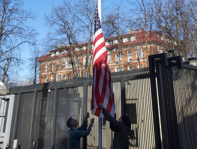 Foto postada no Twitter pela embaixadora dos EUA em Belarus, Julie Fisher, na segunda-feira mostrou a equipe da missão baixando a bandeira americana. Todos os funcionários americanos deixaram o país, twittou Fisher