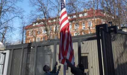 Foto postada no Twitter pela embaixadora dos EUA em Belarus, Julie Fisher, na segunda-feira mostrou a equipe da missão baixando a bandeira americana. Todos os funcionários americanos deixaram o país, twittou Fisher