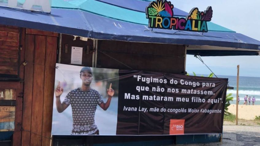 Faixa com a foto de Moïse Kabagambe foi presa ao quiosque onde o rapaz foi assassinado / Isabelle Saleme/CNN