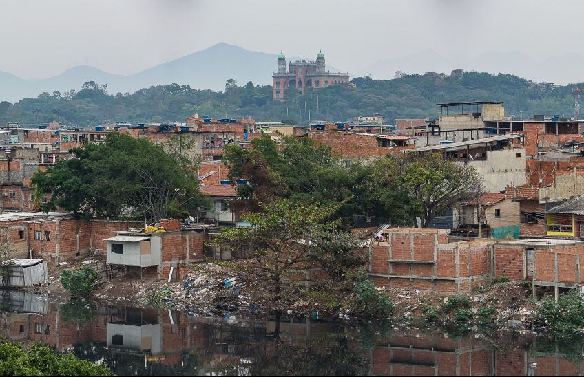 Castelo Mourisco, sede da Fiocruz, aparece ao fundo em imagem da favela da Maré, no Rio de Janeiro/ Foto: Douglas Lopes